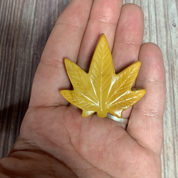 Mookite stone, cannabis leaf carving. - Picture 5 of 5